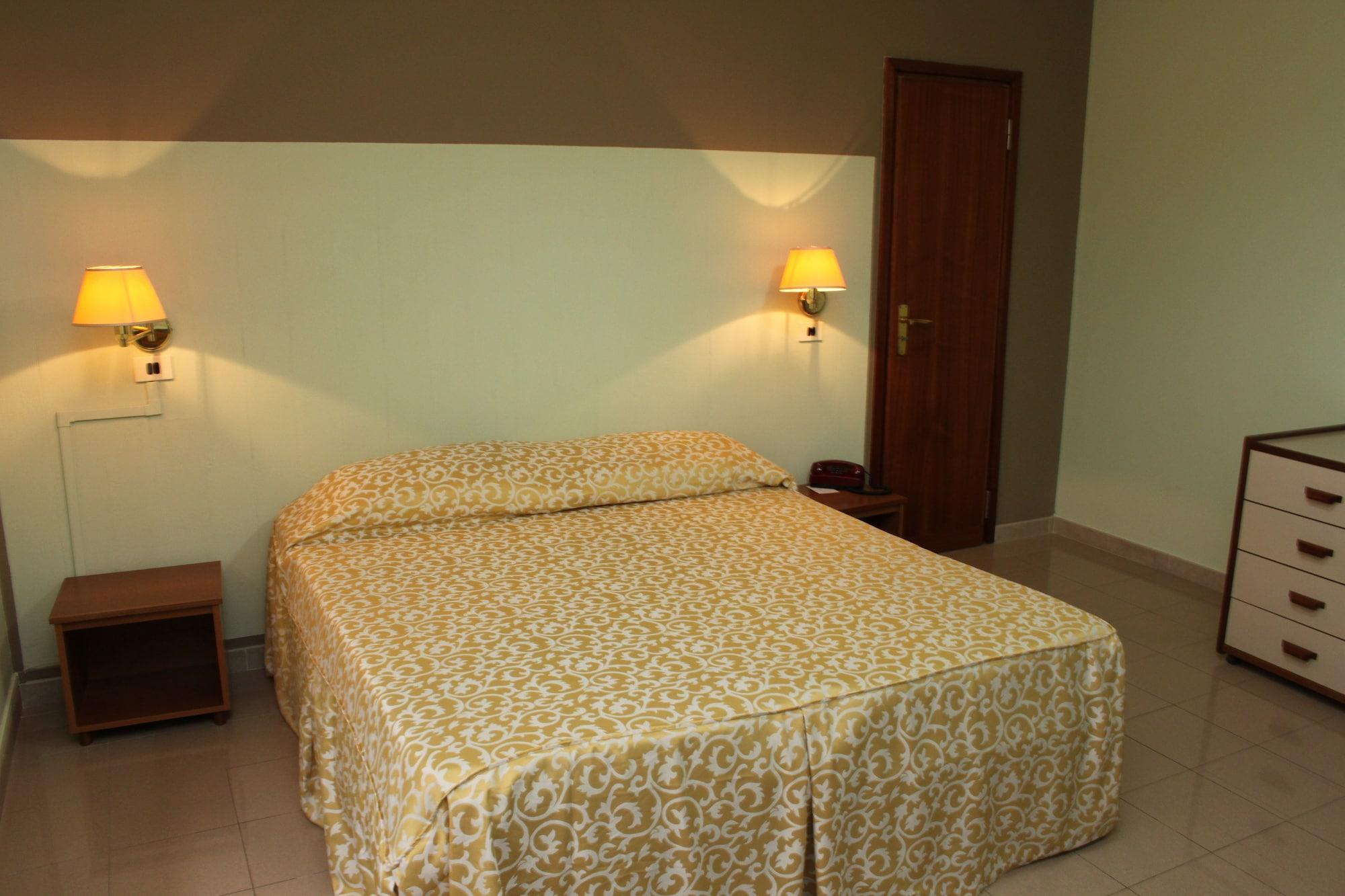 Hotel Plaza Taranto Esterno foto