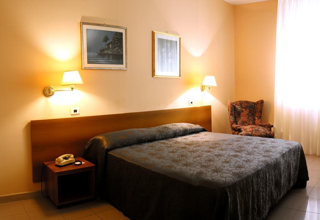 Hotel Plaza Taranto Esterno foto