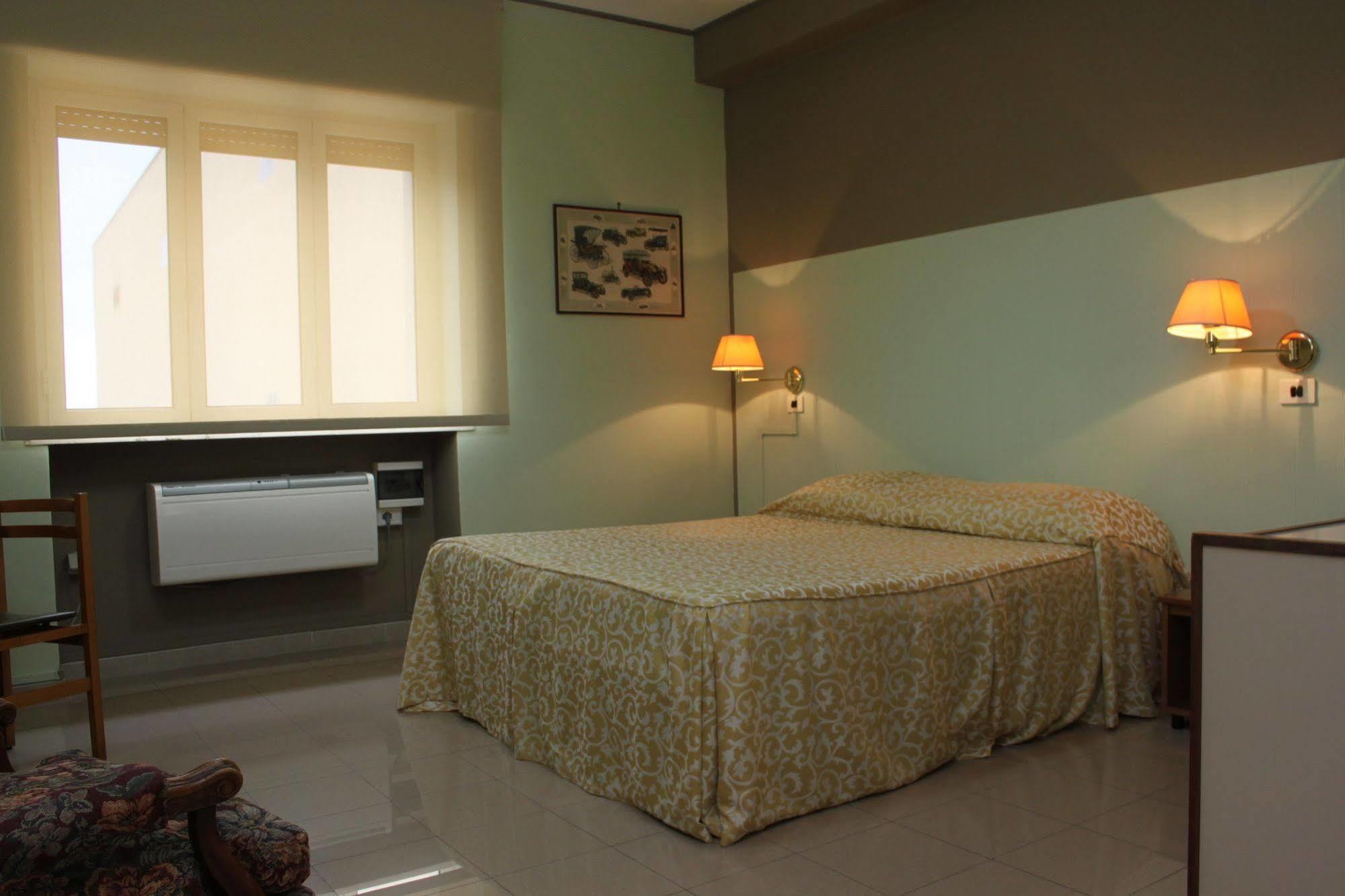 Hotel Plaza Taranto Esterno foto